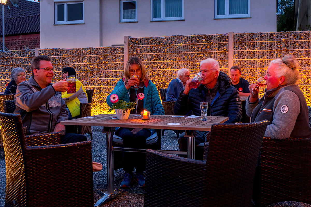 Gemütlich zusammensitzen im Biergarten des Gasthofs Rebstock in Stetten bei Meersburg